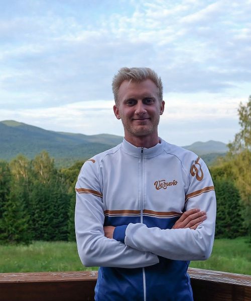 Trener triathlonu Artur Rybicki w górach